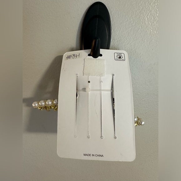 New NOIR Gold with Pearl Claw Hair Clip - Picture 5 of 5